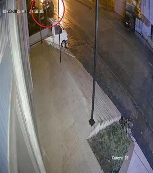 Yolda bayır aşağı kayan otomobil, elektrik direğine çarptı; anne ve oğlu yaralı