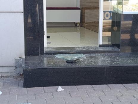 4 altın bileziği gasbeden şüpheli, üzerine kilitlenen dükkanın kapısını kırıp kaçtı