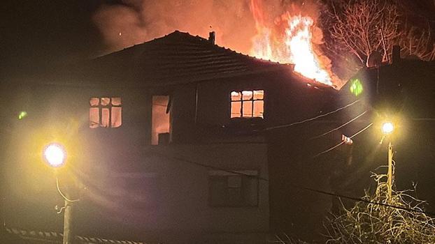 Karabük'te 3 katlı müstakil ev yandı; 1 kişi dumandan etkilendi