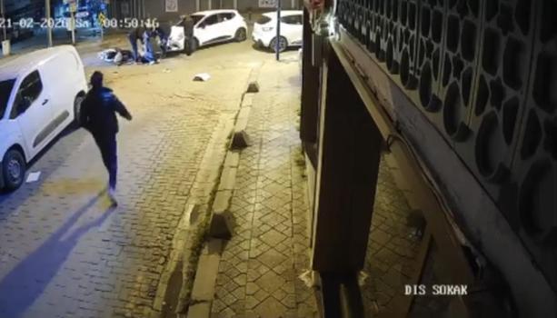 İstanbul- Zeytinburnu'nda motosikletlinin yaralandığı kaza kamerada