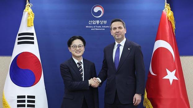 Bakan Bayraktar, Kore Ticaret, Sanayi ve Kaynaklar Bakanı Kim ile görüştü