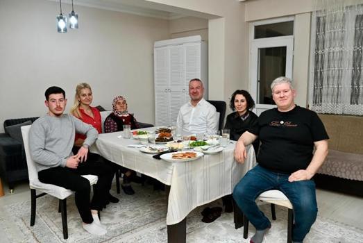 Karacabey Belediye Başkanı iftara konuk oldu