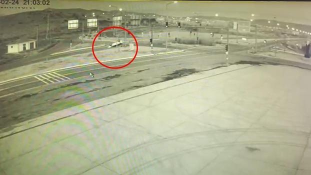 Hafif ticari araç, direğe çarparak takla attı; kaza kamerada