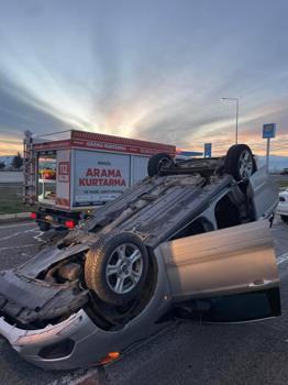 Hafif ticari araç, direğe çarparak takla attı; kaza kamerada/Ek fotoğraflar