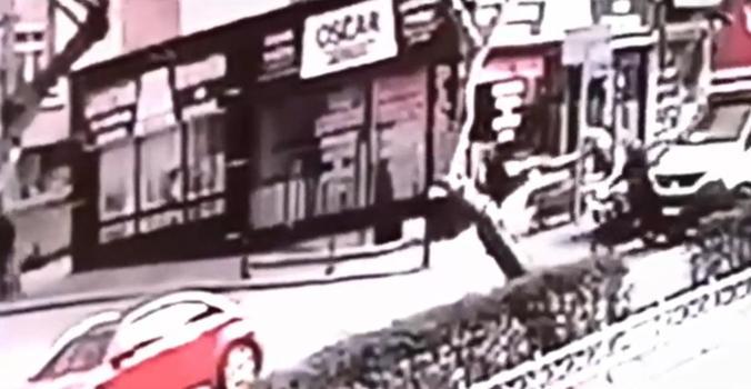 Kamyonet ve otomobile çarpıp takla atan motosikletin sürücüsü yaralandı; kaza kamerada