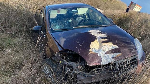 Yoldan çıkan otomobil tarlaya savruldu: 3 yaralı