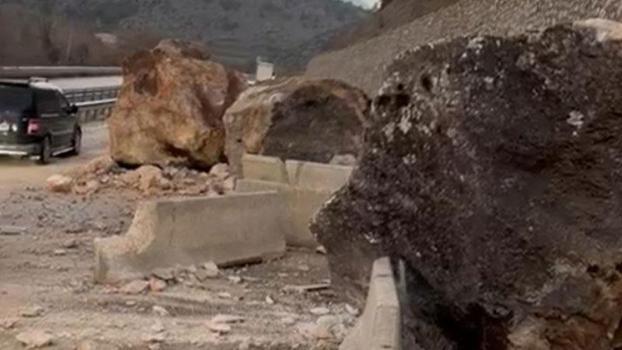 Amasya'da dağdan kopan dev kayalar yolu ulaşıma kapattı