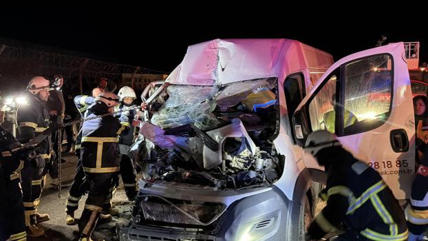 Kamyonet park halindeki TIR’a çarptı; sıkışan yolcu ağır yaralandı