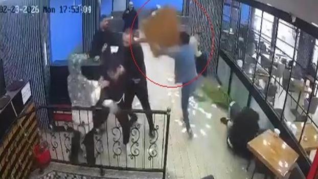 Masa ve sandalyelerle birbirlerine saldırdılar, aralarında para toplayıp masrafı ödeyince serbest kaldılar