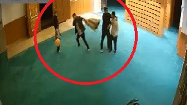 Ayakkabısını bulamayınca cami görevlilerine saldırdı