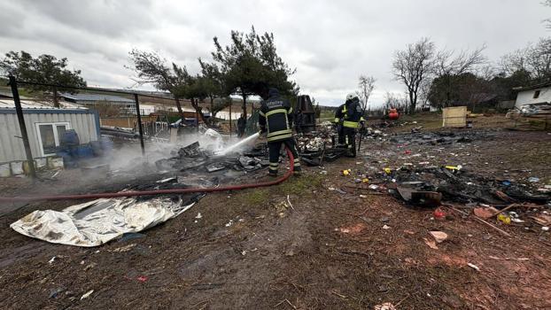 Hurdalıktan otluk alana sıçrayan yangın, büyümeden söndürüldü