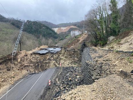 Ordu-Tokat yolunda meydana gelen heyelanda 300 metrelik yol çöktü