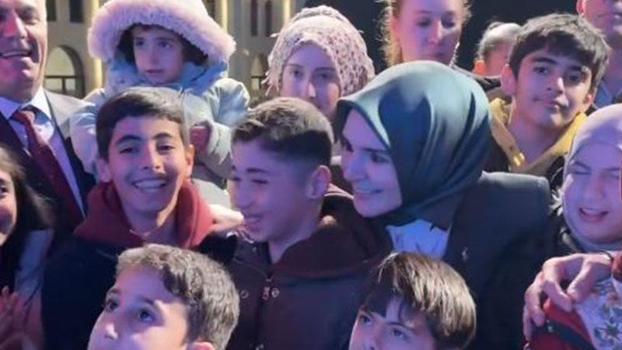 Bakan Göktaş, çocuklarla birlikte ilahiye eşlik etti