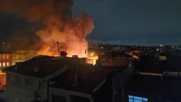 İstanbul - Fatih’te 3 katlı metruk binada yangın; alevler bitişikteki ahşap binaya sıçradı