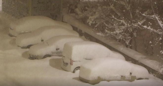 Erzurum'da kar yağışı etkili oldu; araçlar kara gömüldü