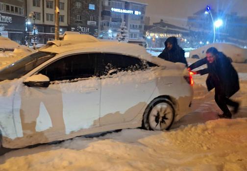 Erzurum'da kar yağışı etkili oldu; araçlar kara gömüldü / Ek fotoğraflar