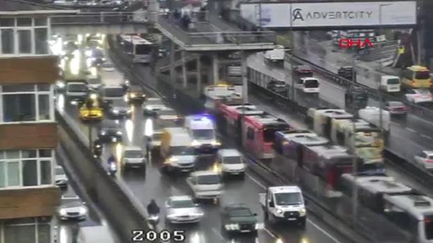 Avcılar'da iki metrobüs çarpıştı: 4 yaralı