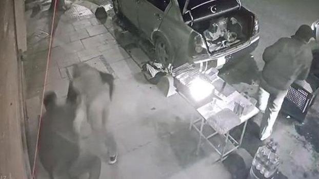 Sultangazi'de kaldırımda oturanlara ateş açıp kaçtılar