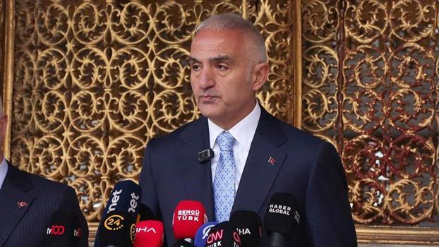 Bakan Ersoy, Ayasofya ve Sultanahmet Camilerindeki çalışmaları inceledi