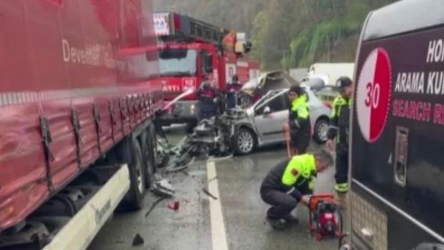 Artvin'de otomobil, TIR'a çarptı; 2 ölü, 1 yaralı