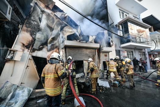 Buca'da iş yerinde çıkan yangın söndürüldü