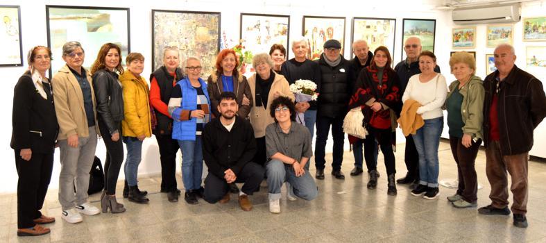 Hem çiziyor hem yazıyor