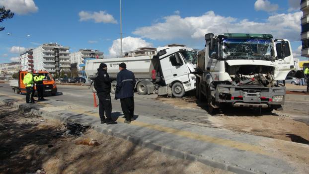 Kilis'te hafriyat kamyonları çarpıştı: 1 ağır yaralı