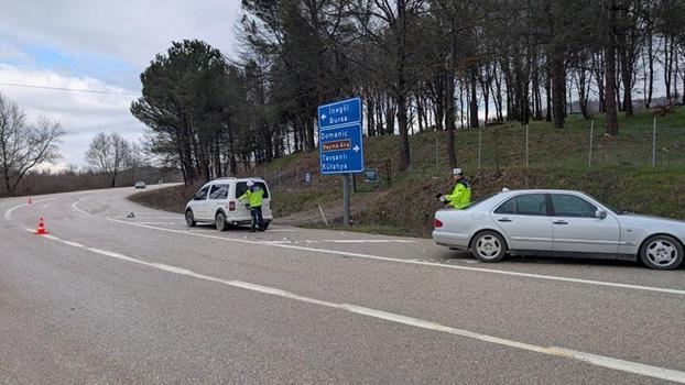 Hafif ticari araç ile otomobil çarpıştı; 2 yaralı