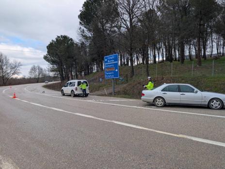 Hafif ticari araç ile otomobil çarpıştı; 2 yaralı
