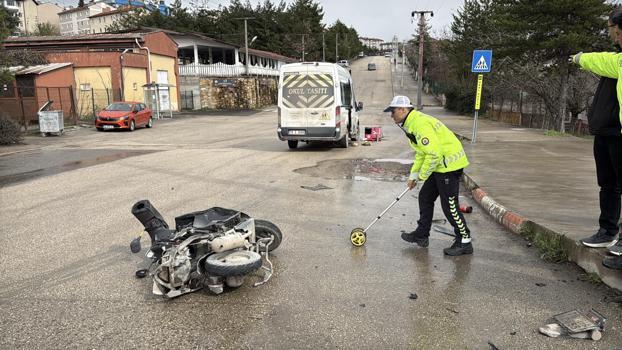 Minibüs ile çarpışan motosikletin sürücüsü öldü
