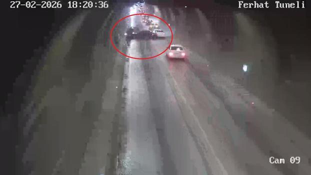 Tünelde iki otomobilin kafa kafaya çarpıştığı kaza kamerada