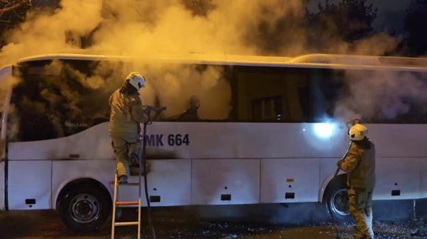 İstanbul-Kadıköy'de park halindeki midibüste çıkan yangın söndürüldü