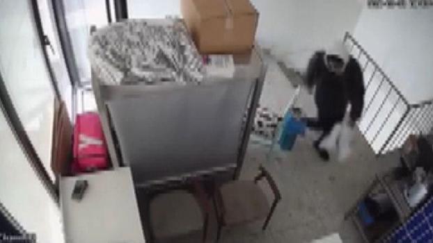 Kadıköy’de iş yerinden laptop hırsızlığı kamerada