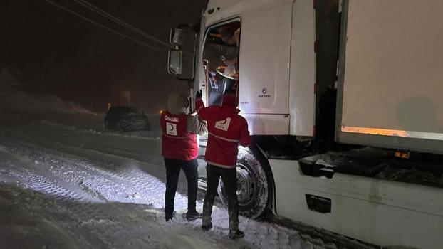 Kar nedeniyle yolda kalanlara Kızılay ve AFAD kumanya dağıttı