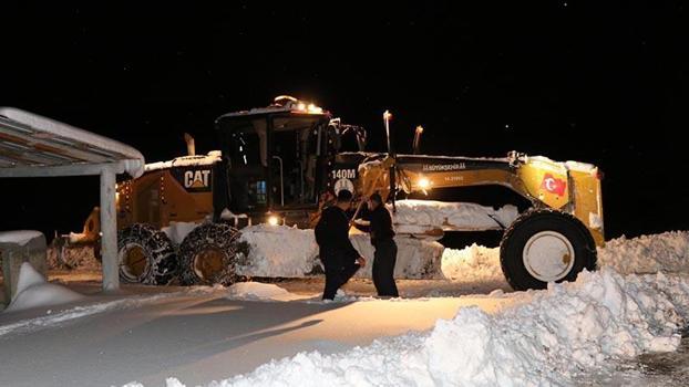 Ekipler, yolu kardan kapalı mahalledeki KOAH hastasına 4,5 saatte ulaştı