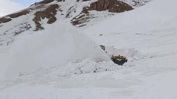 Van’da ekiplerin zorlu karla mücadele çalışması