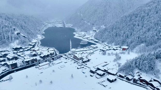 Uzungöl’de kar yağışı sonrası seyirlik manzaralar