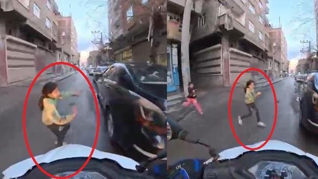 Çocuğun, motosikletin altında kalmaktan son anda kurtulduğu anlar kamerada