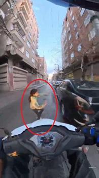Çocuğun, motosikletin altında kalmaktan son anda kurtulduğu anlar kamerada