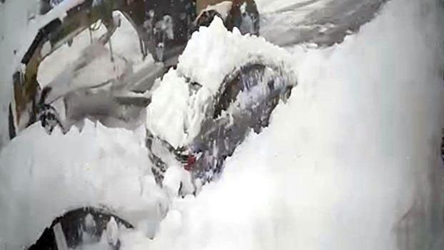 İş makinesinin yol temizliği sırasında kara gömülen otomobile çarptığı kaza kamerada