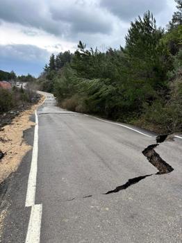 Kastamonu'da heyelan nedeniyle sahil yolunda yarıklar oluştu