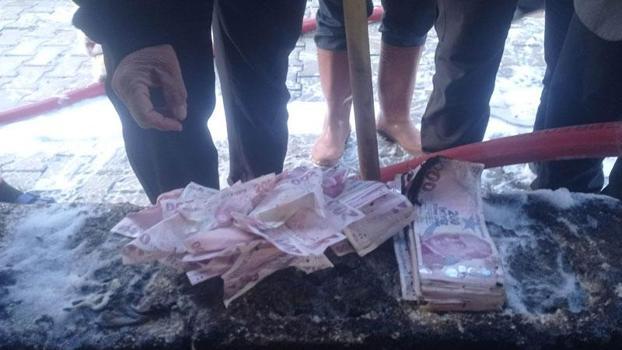 Evinde çıkan yangında 183 bin TL’si de yandı