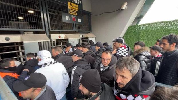 Serdal Adalı, Kocaeli deplasmanında taraftarlarla tribüne girdi
