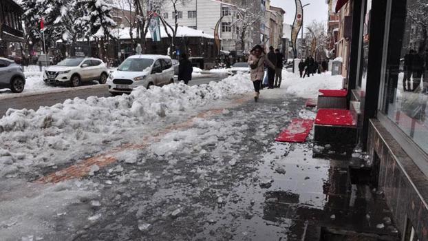 Başına buz sarkıtı düşen 9 yaşındaki kız yaralandı