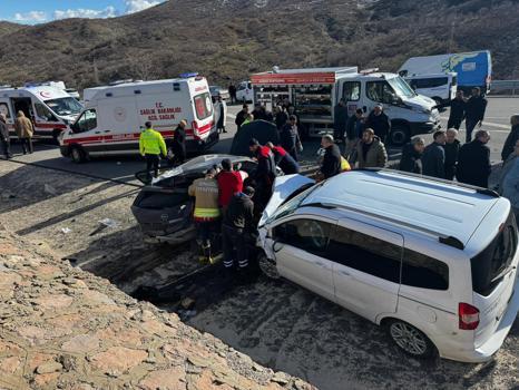 Otomobil ile hafif ticari araç çarpıştı: 2 ölü, 2 yaralı