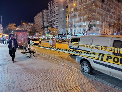 Otobüs beklerken husumetlisinin silahlı saldırısında ağır yaralandı