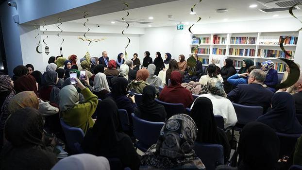 Cumhurbaşkanı Erdoğan, kız öğrenci yurdunu ziyaret etti