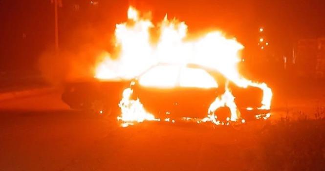 Hatay’da seyir halindeki otomobil yandı