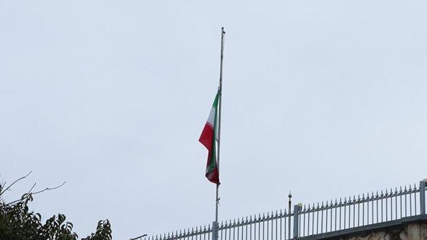 İstanbul'daki İran Başkonsolosluğu'nda bayraklar yarıya indirildi