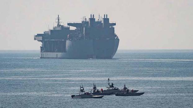 İran, Hürmüz Boğazı'nda bir petrol tankerini vurdu